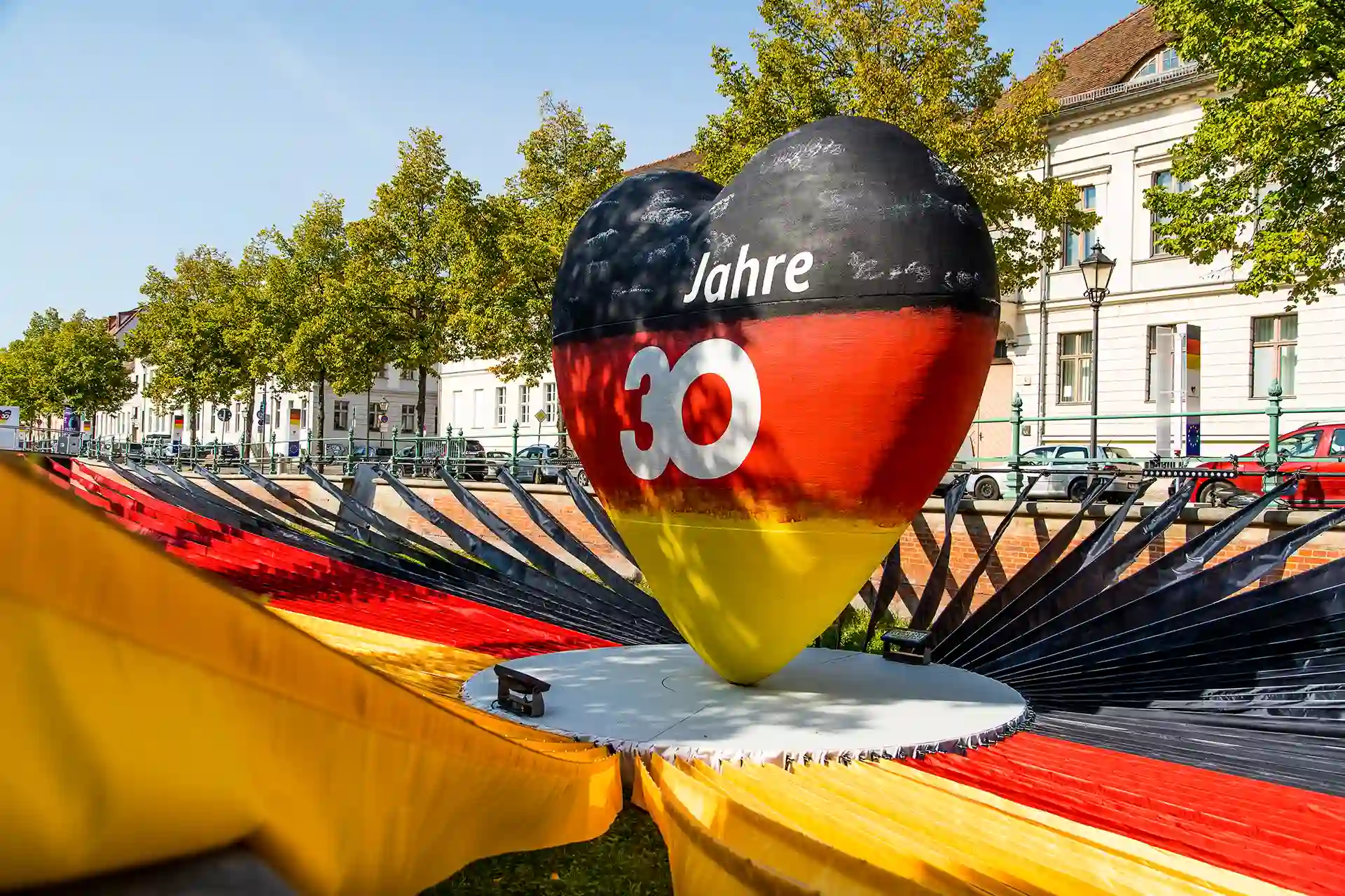 Ein Bild zeigt ein riesen Herz in Deutschland Farben.