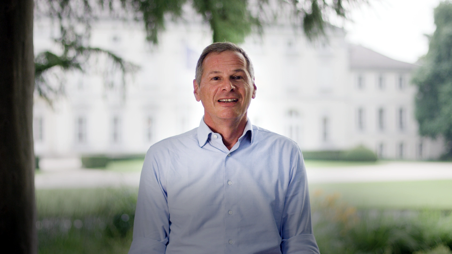 Ein Bild zeigt Georg Mascolo am Jubiläum 