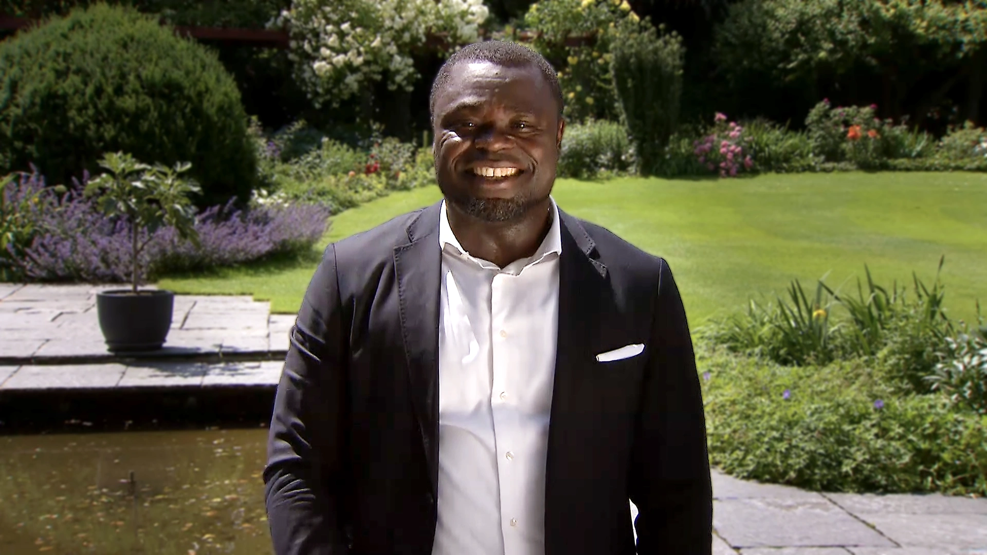 Ein Bild zeigt Gerald Asamoah am Jubiläum 