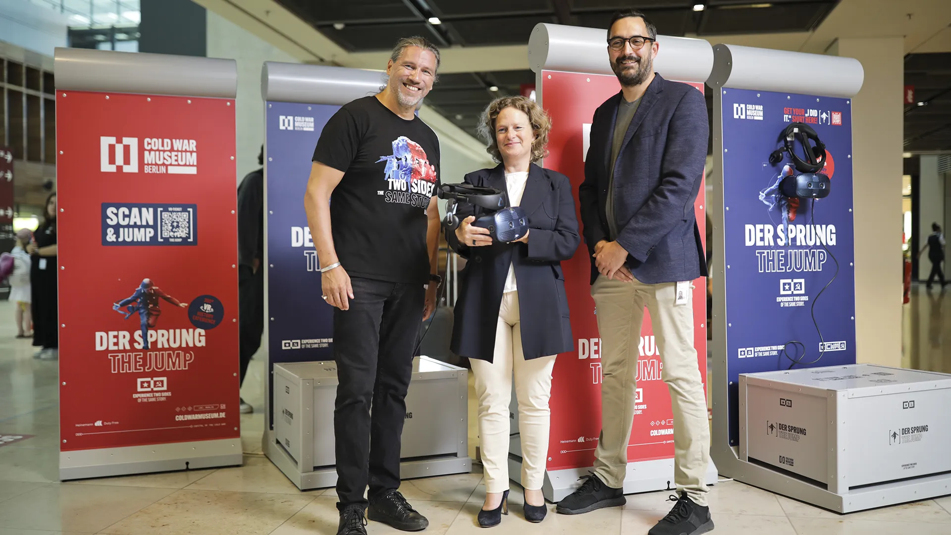 Ein Bild zeigt Personen, die sich die Hand schütteln.