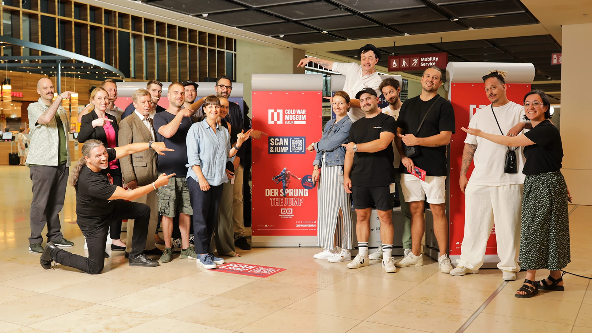 Ein Bild zeigt das Cold War Museum Team im Dutyfree Store am Flughafen Berlin Brandenburg.