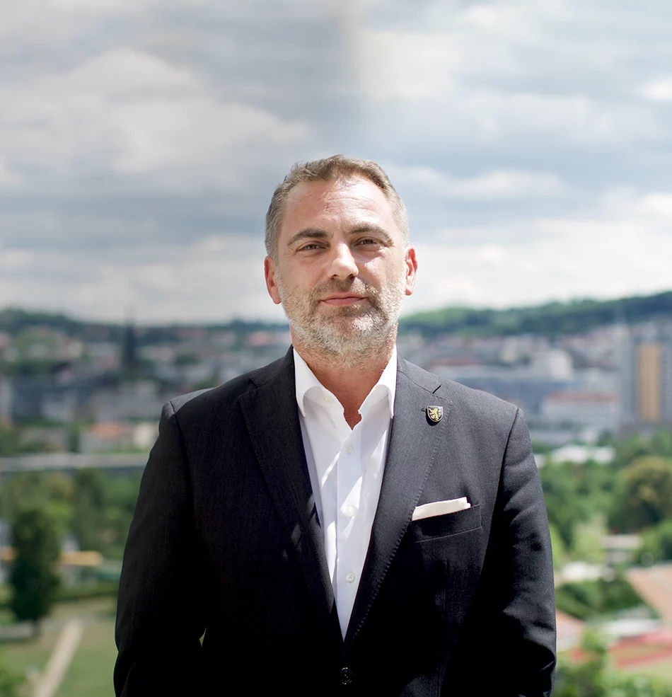 Ein Bild zeigt Julian Vonarb am Jubiläum 