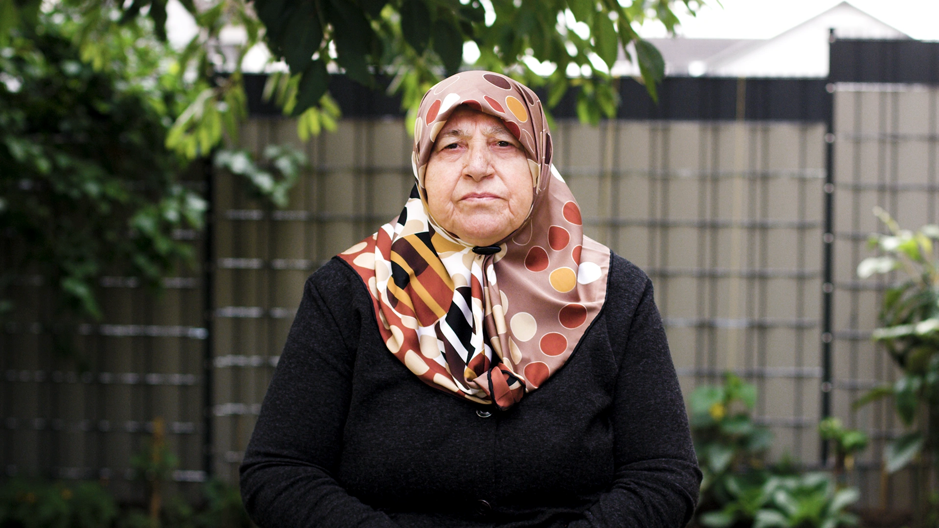 Ein Bild zeigt Mevlüde Genc am Jubiläum 