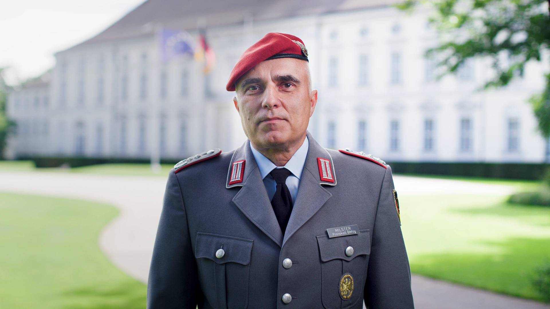 Ein Bild zeigt Thomas Milstner in einer Bundeswehr Uniform, am Jubiläum 