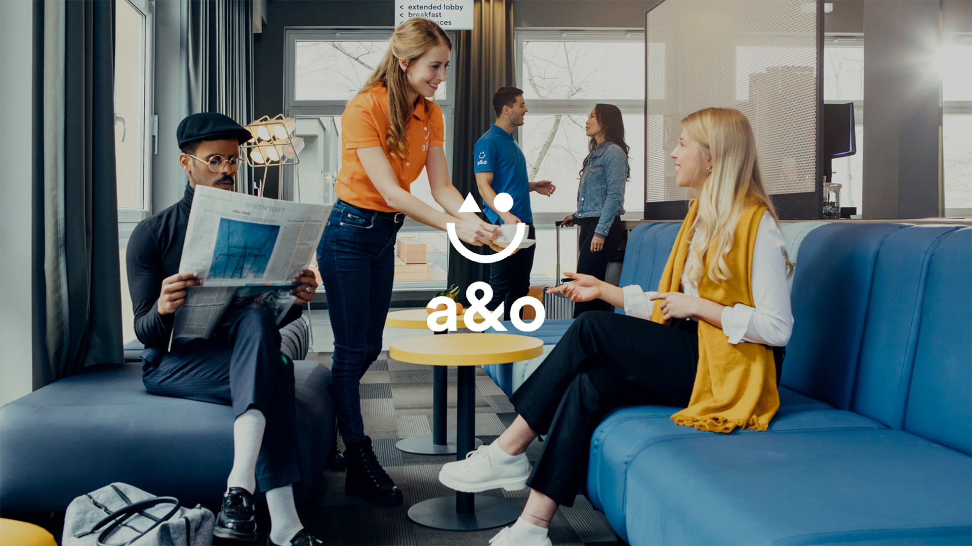 Ein Bild zeigt den Empfangsbereich des a&o Hostel Berlin Mitte mit Personen.