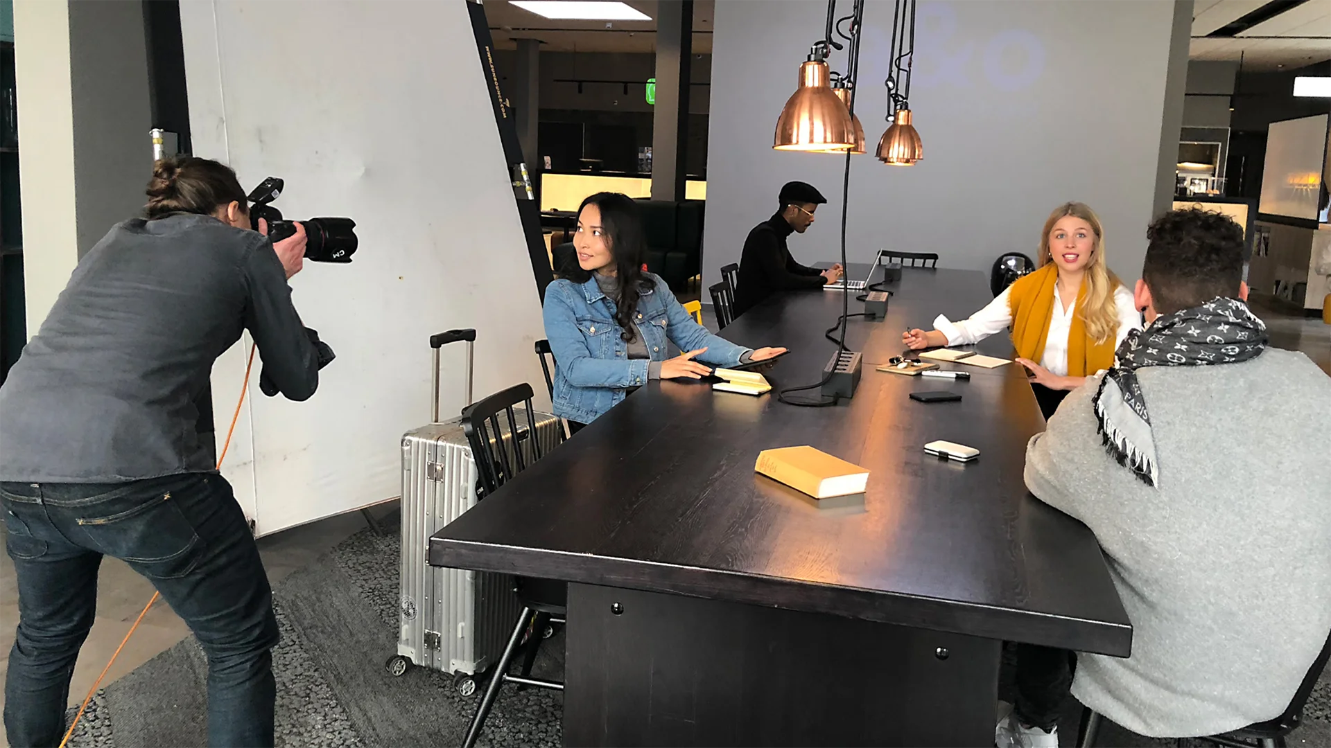 Ein Bild zeigt eine Frau für a&o Hostels Berlin.