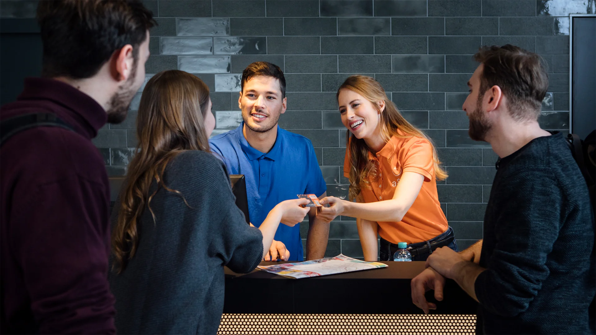 Ein Bild zeigt einen Mann und eine Frau für a&o Hostels Berlin.
