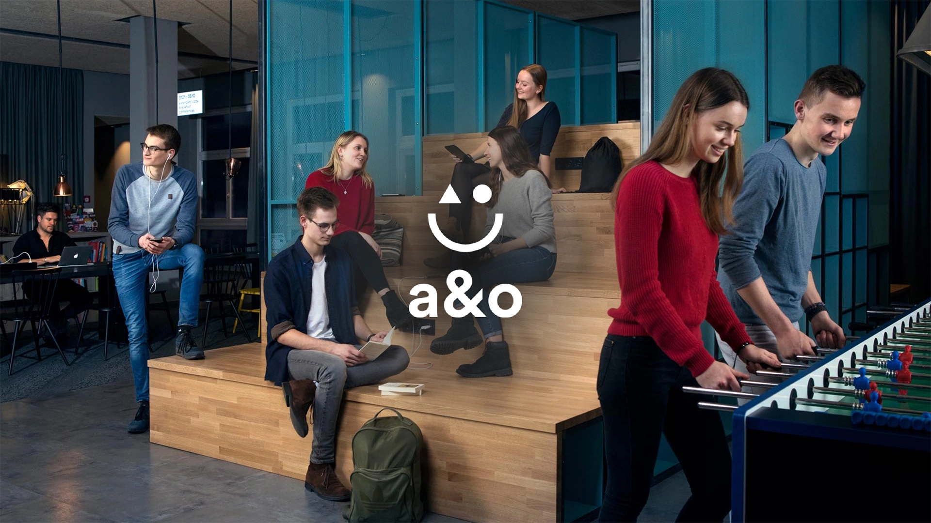 Ein Bild zeigt verschiedene Personen im Aufenthaltsbereich des a&o Hostel in Berlin Mitte.