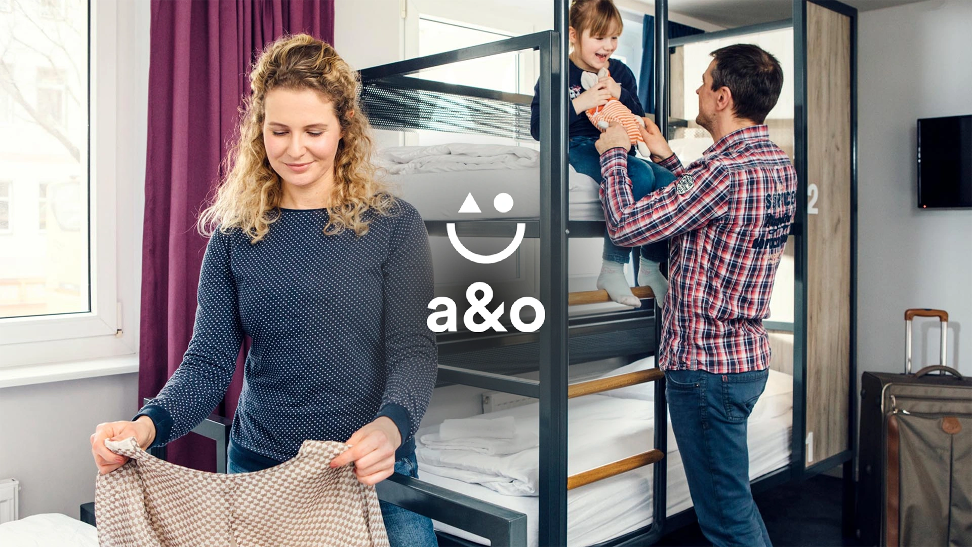 Ein Bild zeigt eine Familie in einem Zimmer der a&o Hostels in Berlin Mitte.