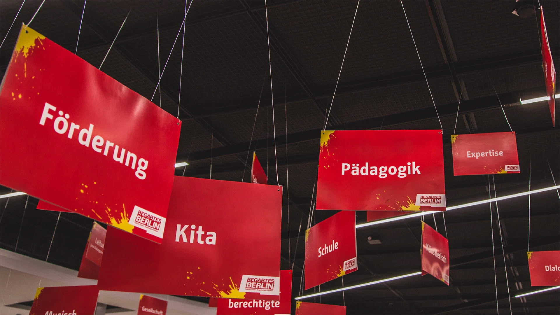 Ein Bild zeigt aufgehangene Plakate des Senatsprogramm 