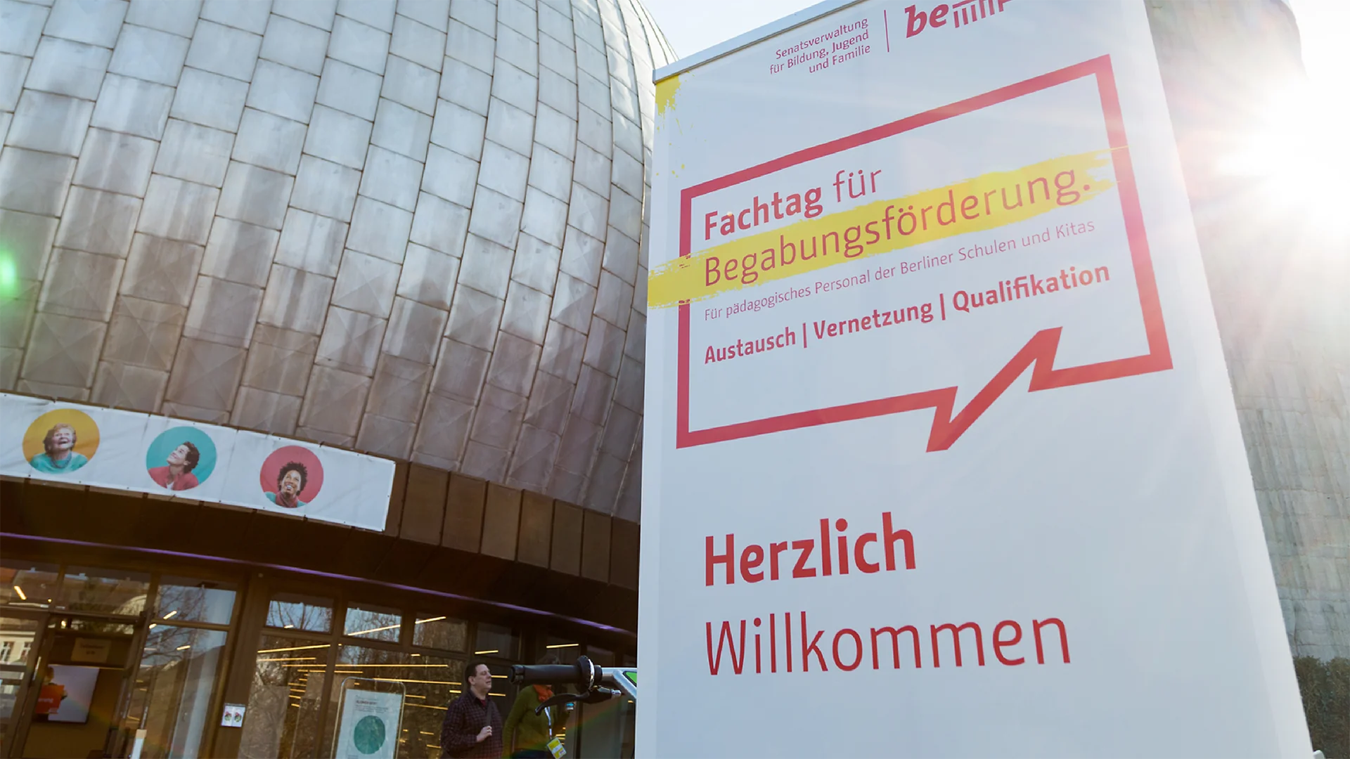 Ein Bild zeigt ein Rollup am Fachtag für Begabtenförderung der Senatsverwaltung für Bildung, Jugend und Familie Berlin.