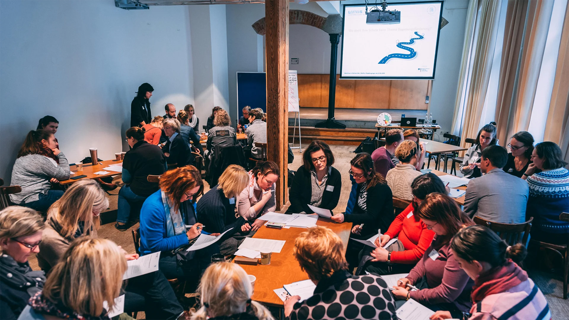 Ein Bild zeigt Personen bei einem Workshop am 