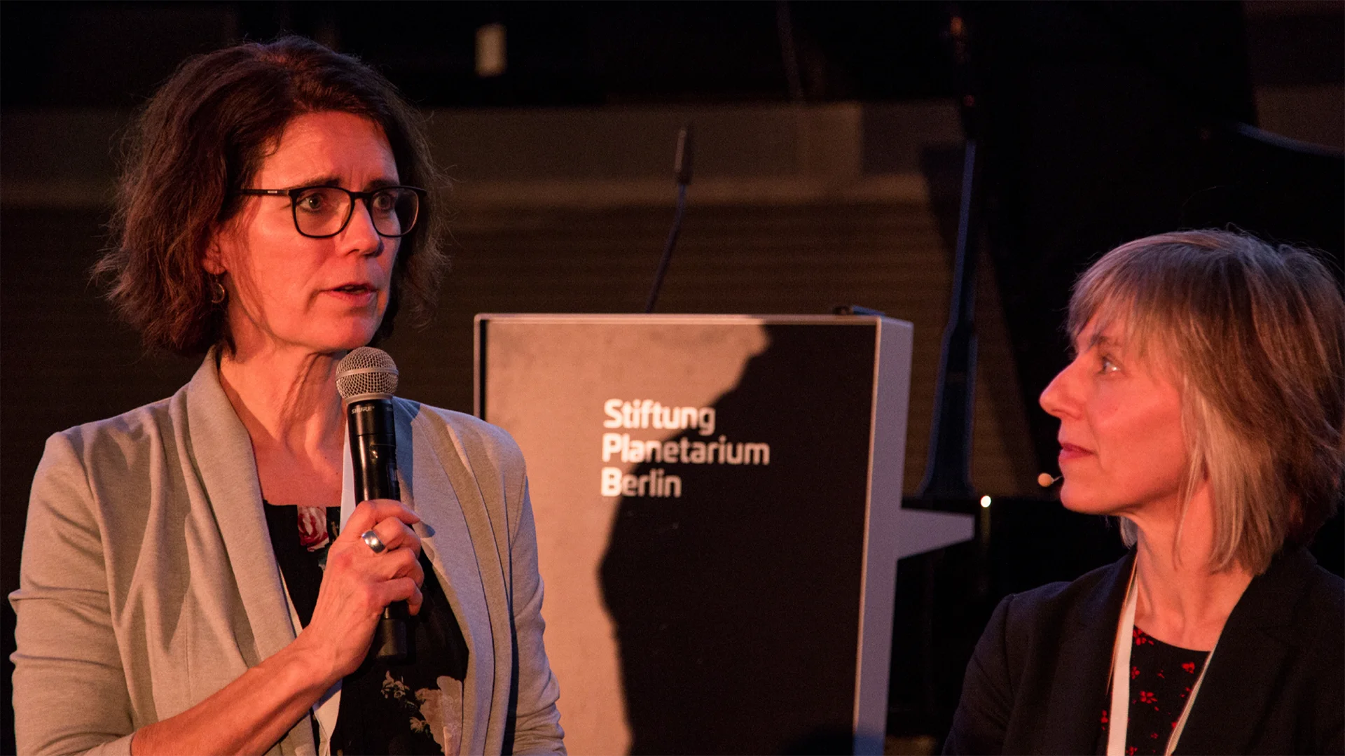 Ein Bild zeigt eine Frau die am 