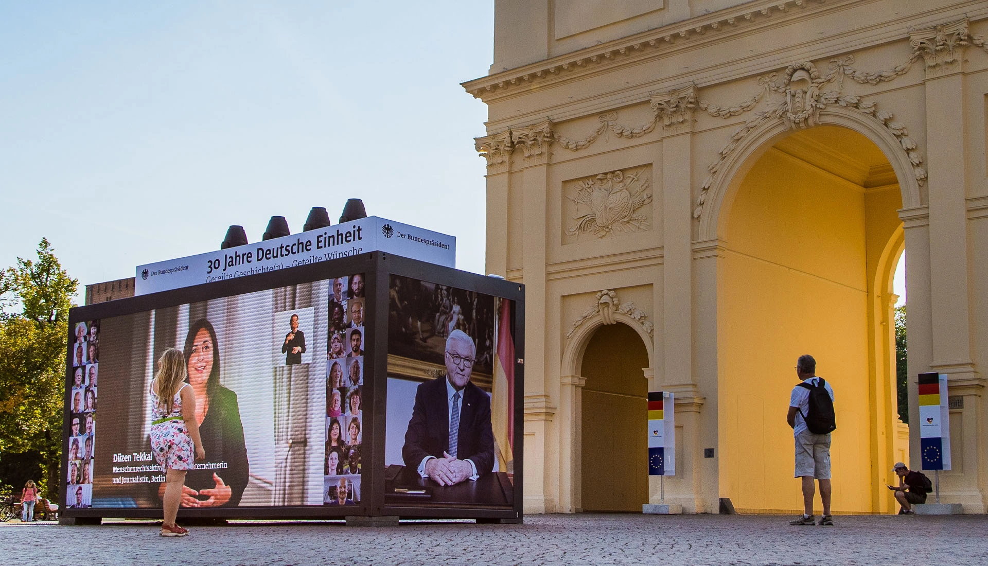 Ein Bild zeigt Bundespräsident Frank-Walter Steinmeier am Brandenburger Tor zum Jubiläum 