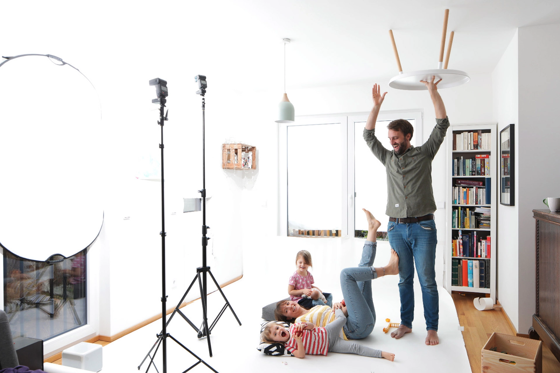Ein Bild zeigt eine Familie in einem Zimmer zu der Kampagne 