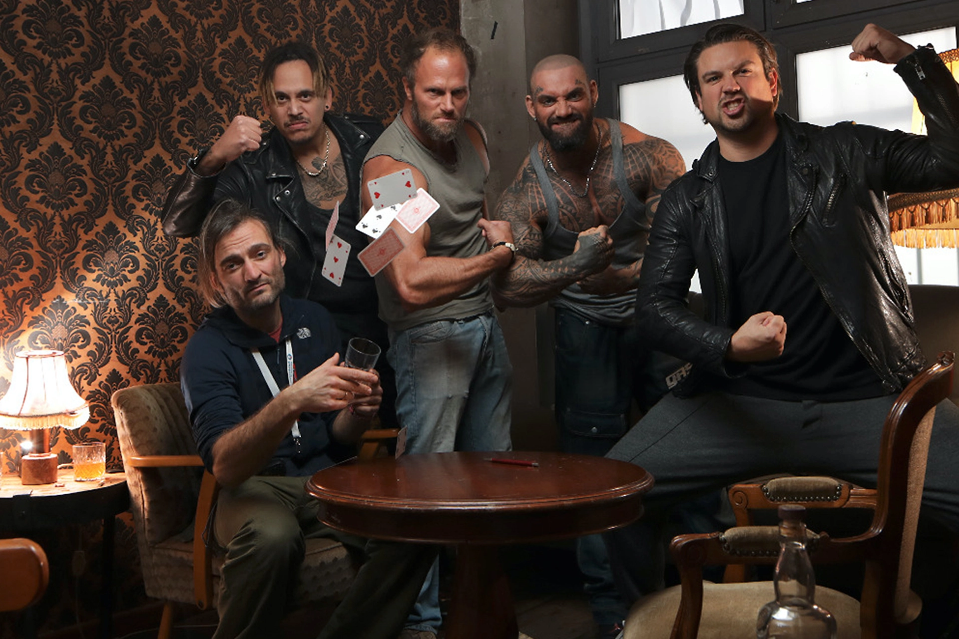 Ein Bild zeigt 5 Männer in einer Kneipe für die Kampagne 