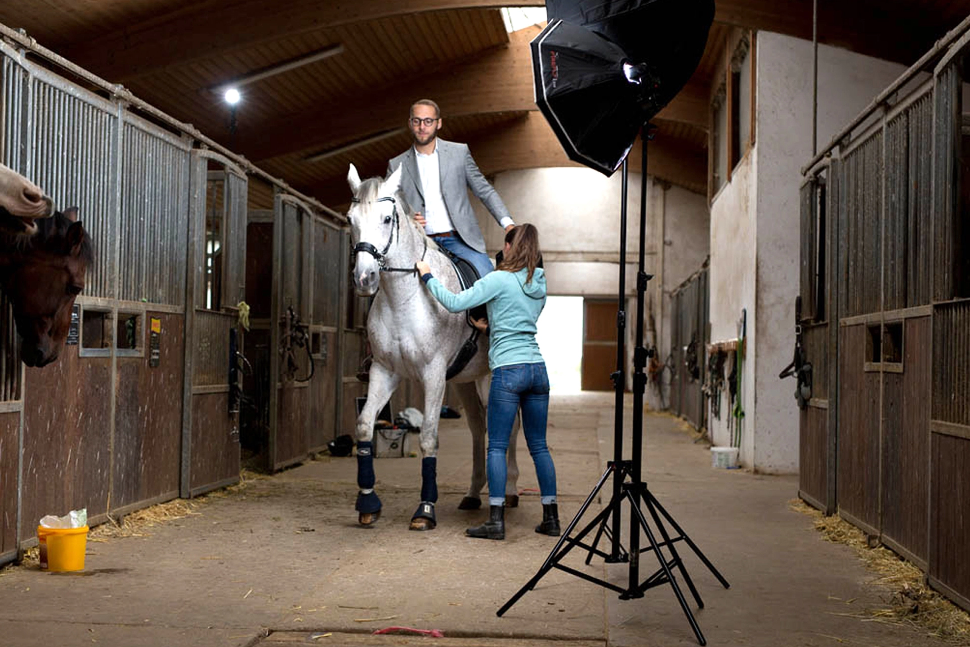 Ein Bild zeigt einen Mann auf einem Pferd zur Kampagne 