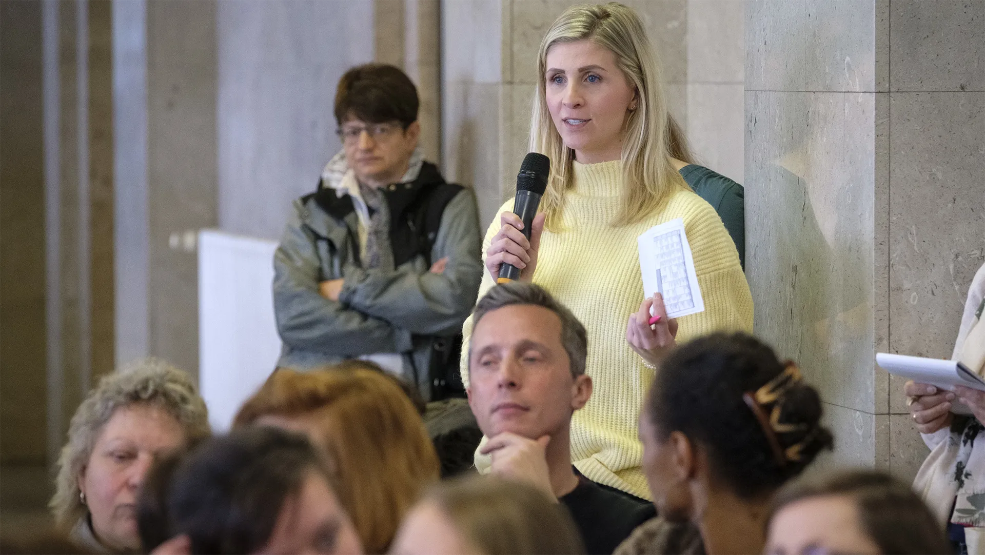 Ein Bild zeigt Personen auf dem Berlin Tag. Berlin-Tag ist Deutschlands größte Berufs- und Informationsmesse im Bildungsbereich.