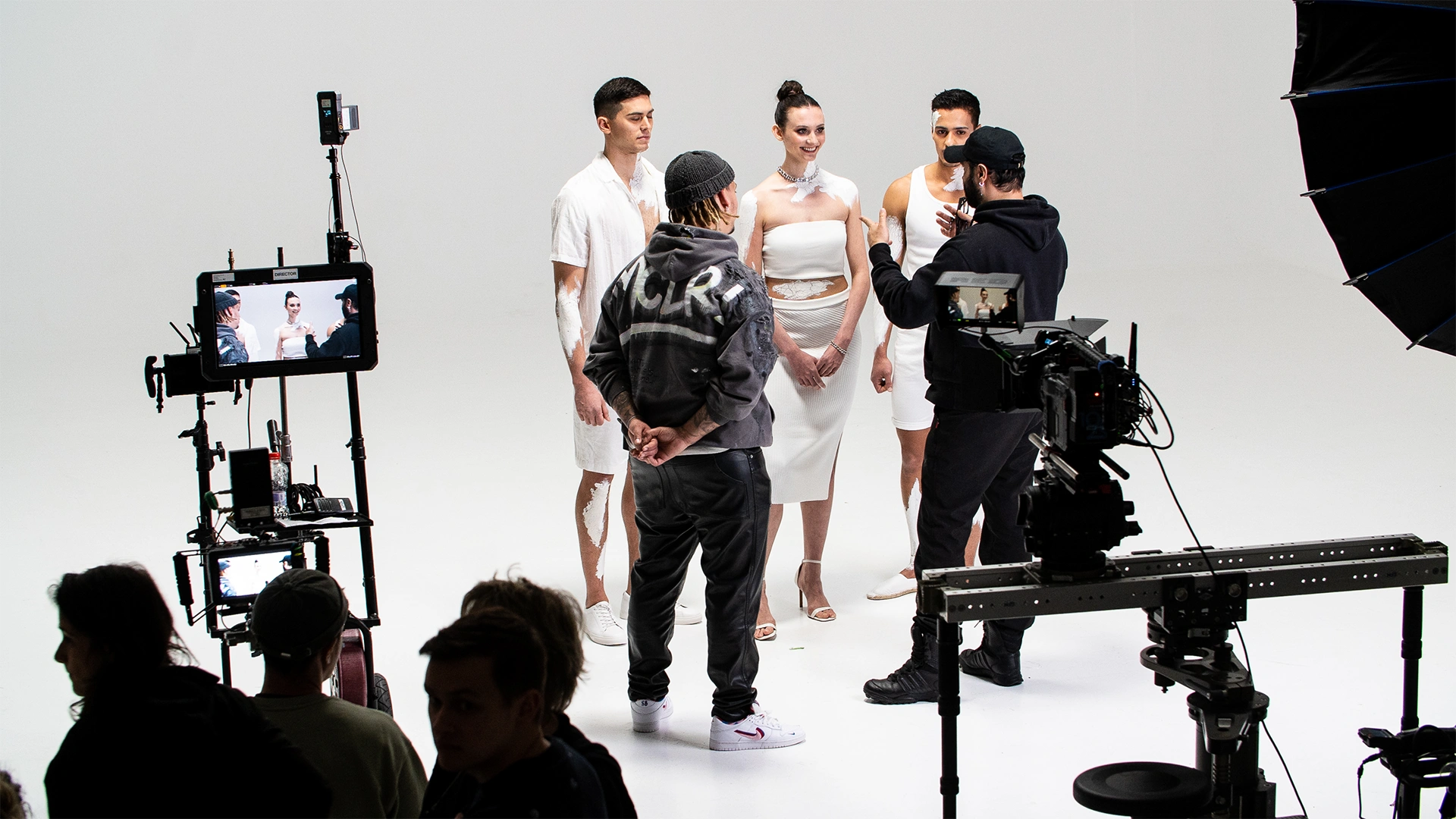 Ein Bild zeigt das Team zu einem Dreh der Grand Show 