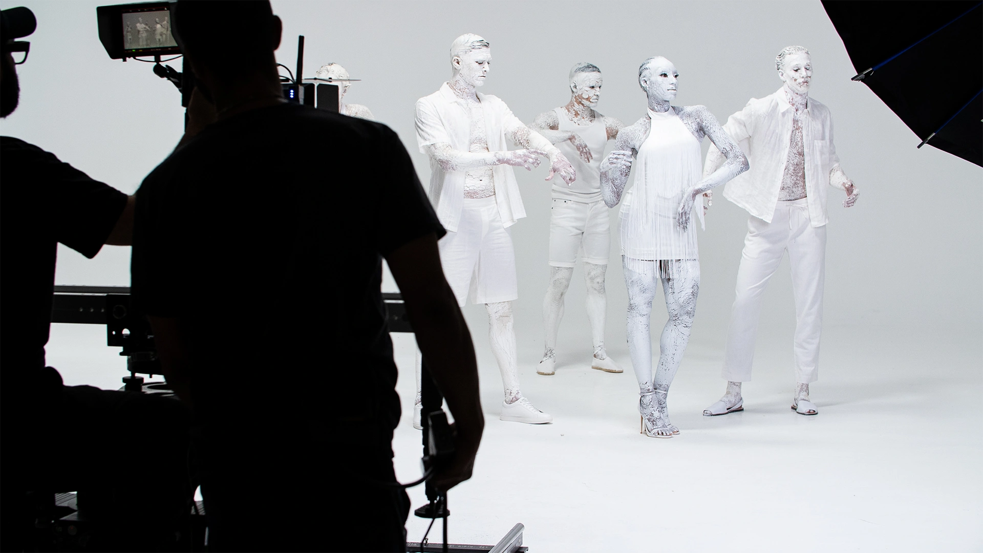 Ein Bild zeigt Künstler:innen zu einem Dreh der Grand Show 