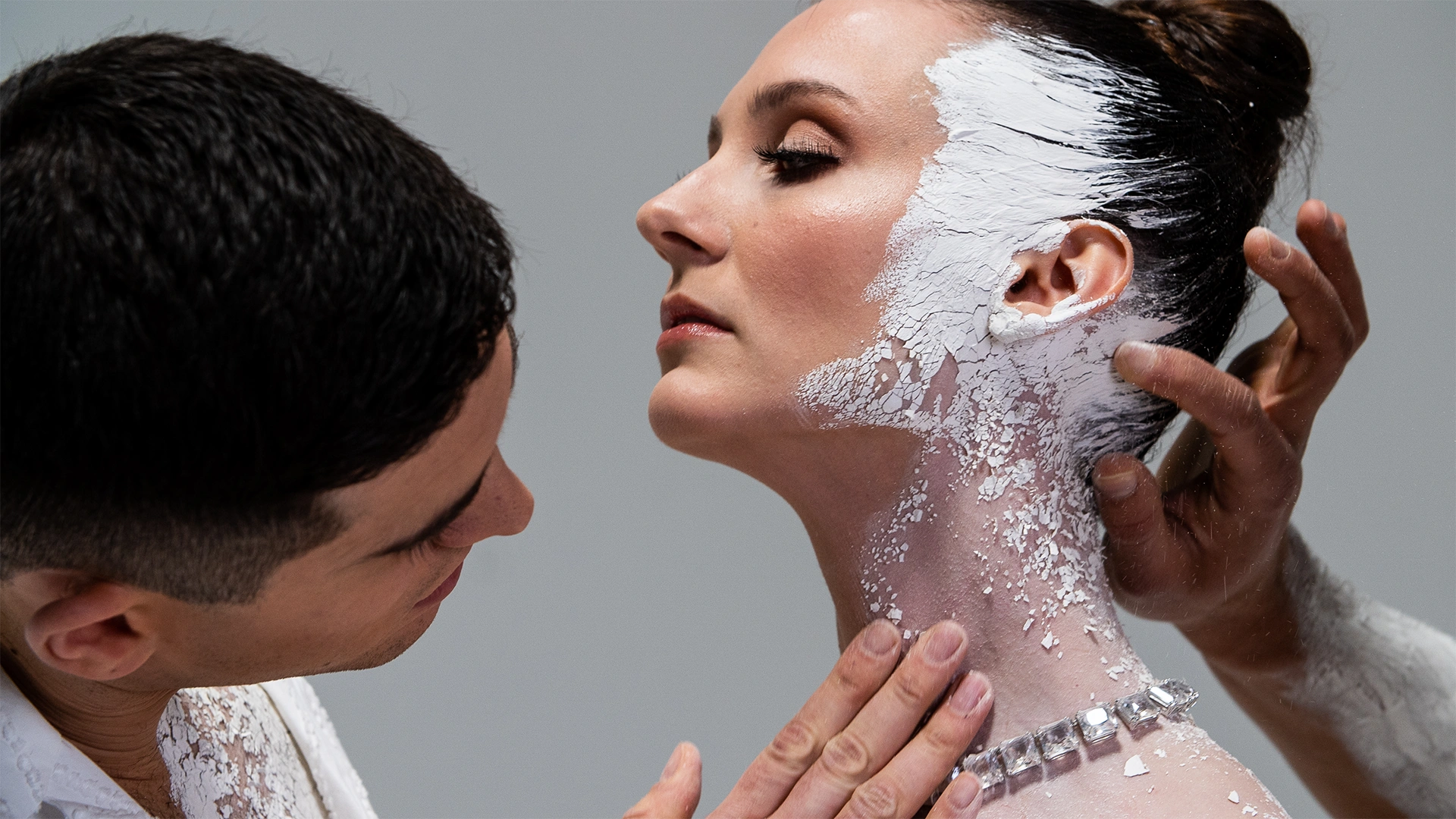 Ein Bild zeigt eine Frau, die Grande Show 