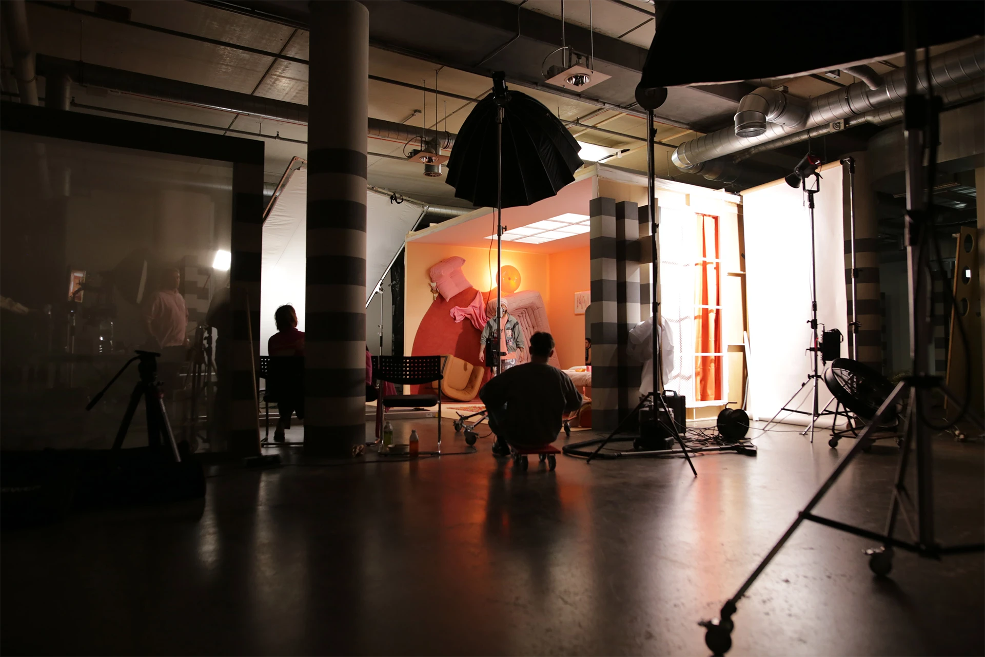 Das Bild zeigt einen Behind-the-scenes Shot im LIVING BERLIN zur Kamapgne Home of Interior Dreams.