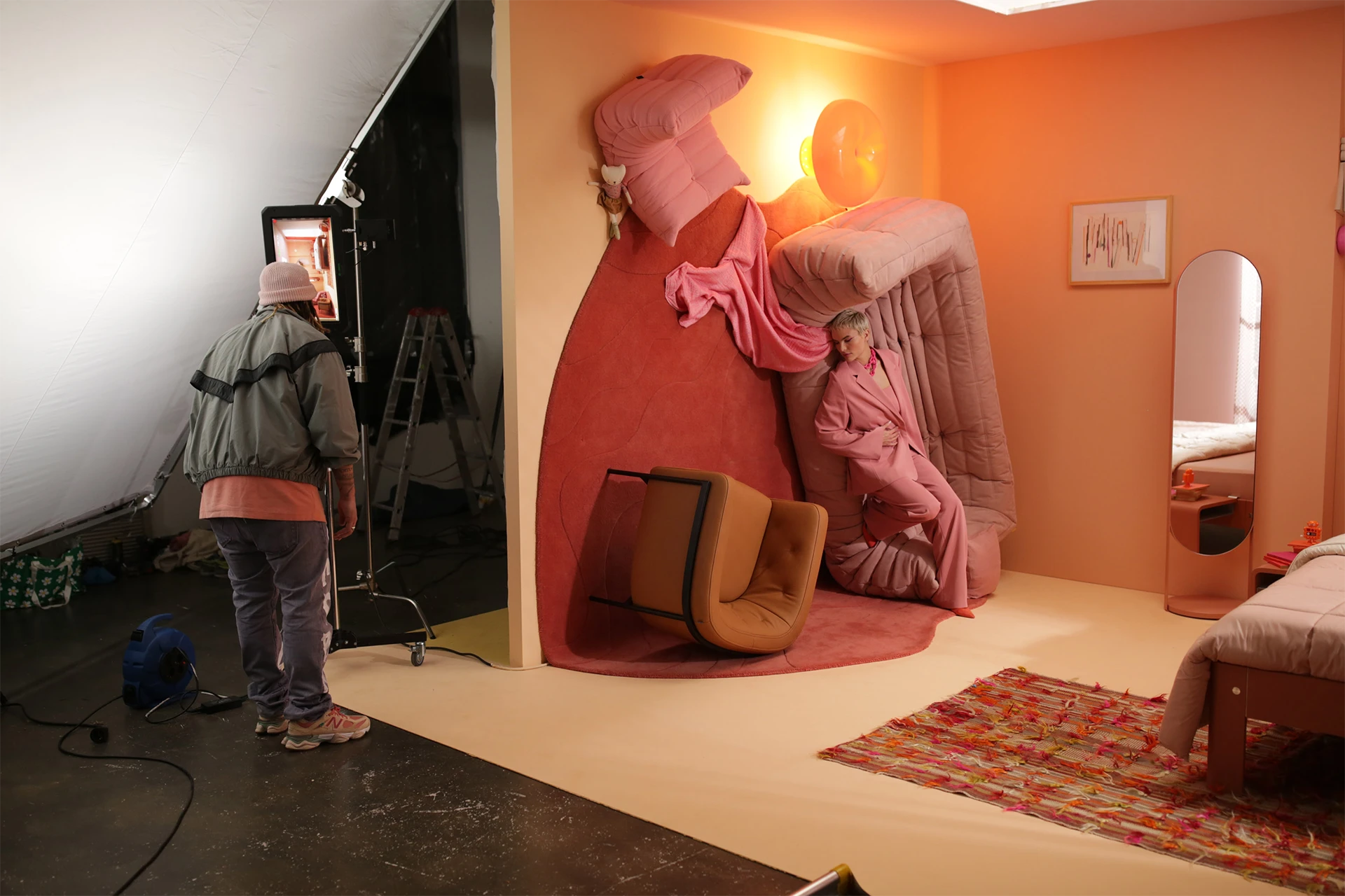 Das Bild zeigt einen Behind-the-scenes Shot im LIVING BERLIN zur Kamapgne Home of Interior Dreams.