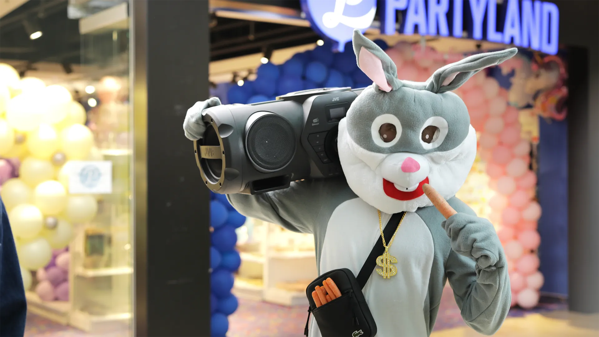 Ein Bild zeigt ein Hasen Maskottchen der Erlebniswelt Spandauer Arcaden in Berlin.