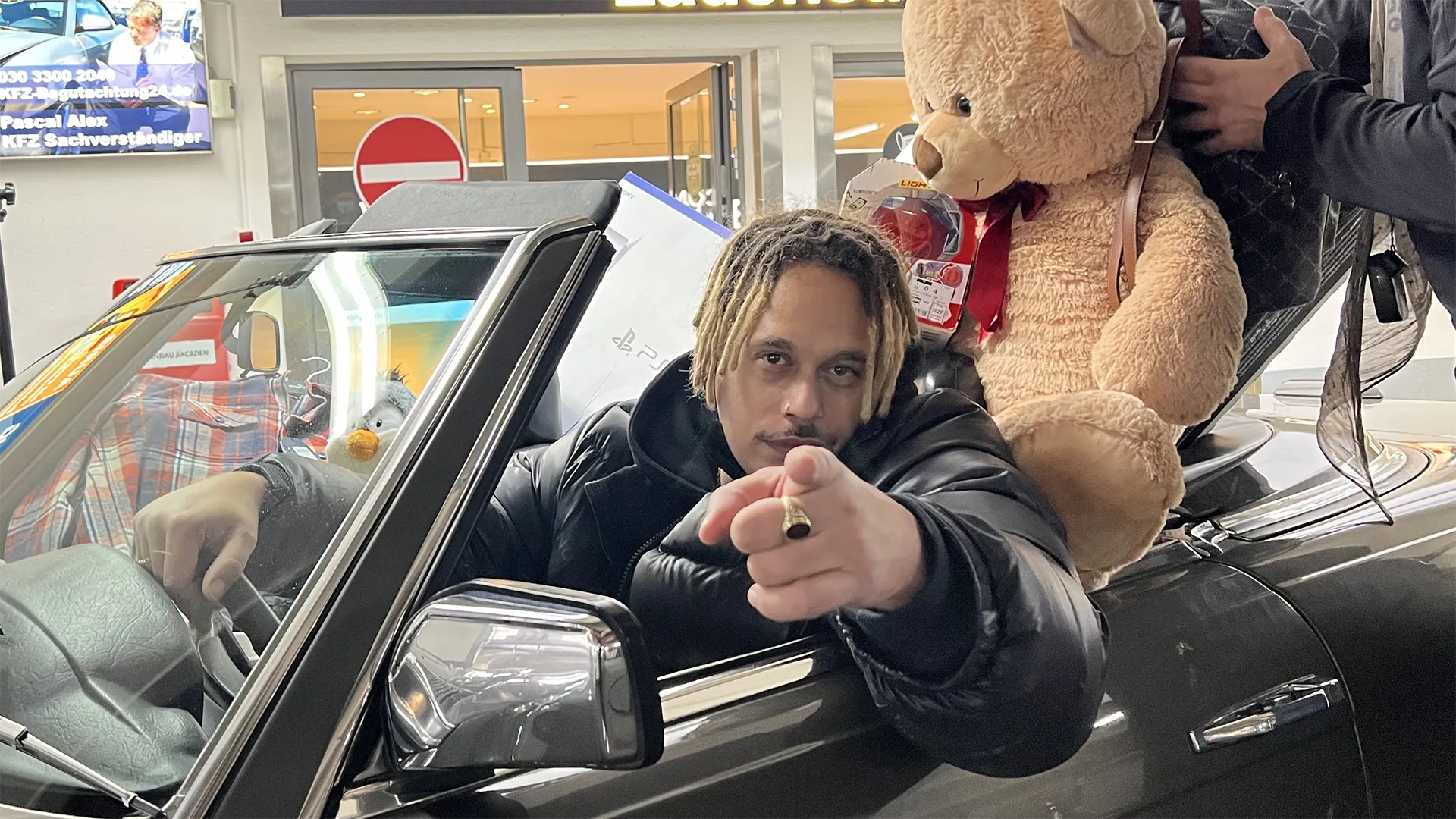 Ein Bild zeigt Teferie Tefamensu, Gründer der brot & salz Agentur auf einem Poster der Erlebniswelt Spandauer Arcaden.