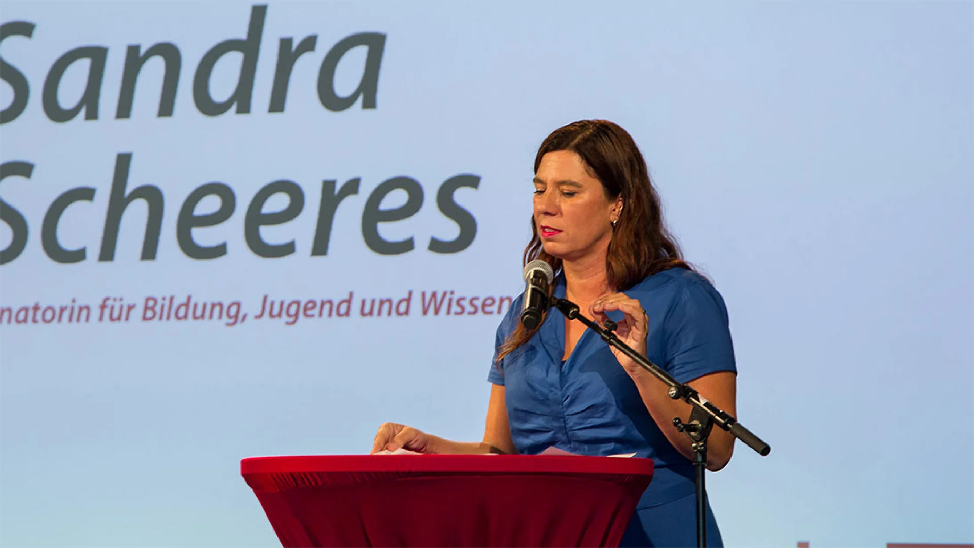 Ein Bild zeigt die Eröffnungsrede des Studienzentrum für Erziehung, Pädagogik und Schule der Senatsverwaltung Berlin.