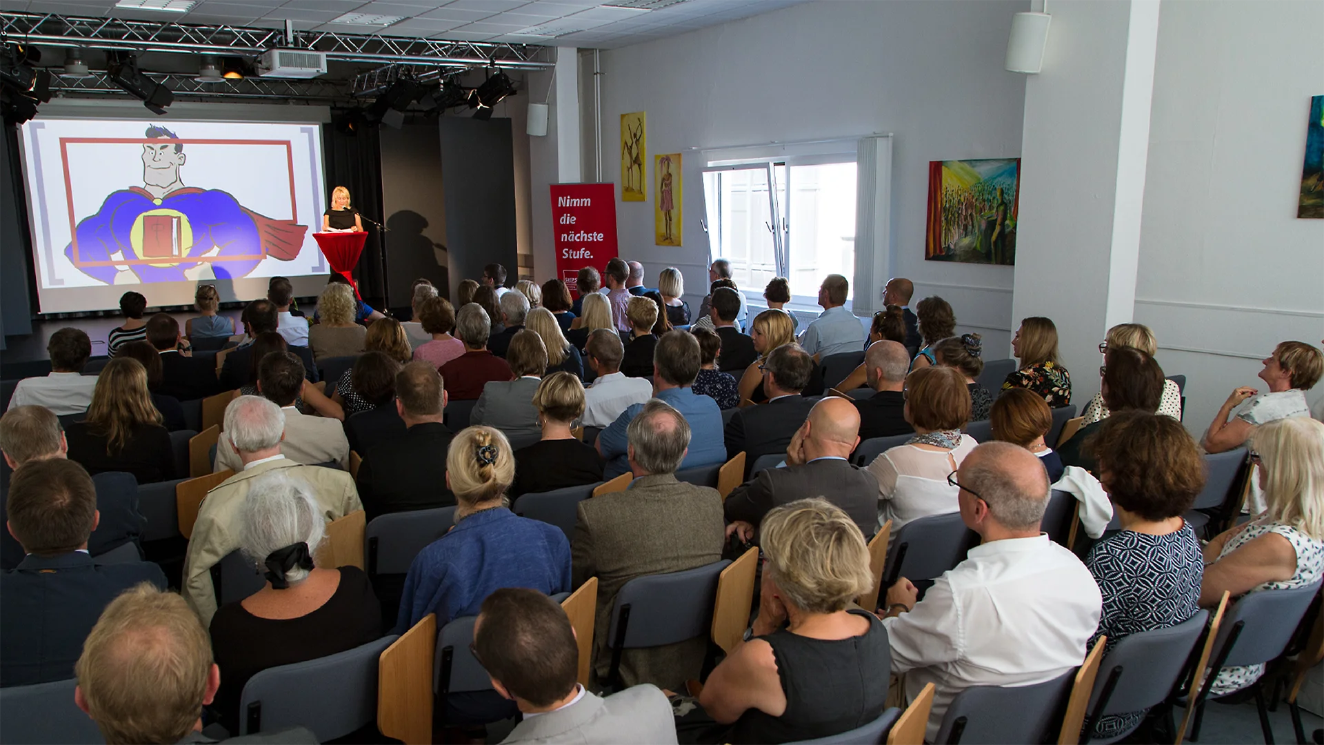 Ein Bild zeigt die Eröffnungsrede des Studienzentrum für Erziehung, Pädagogik und Schule der Senatsverwaltung Berlin.