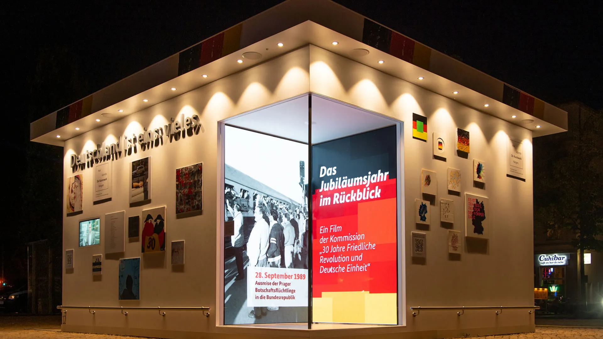 Ein Bild zeigt einen Rückblick des Jubiläums am Tag der deutschen Einheit in Berlin.