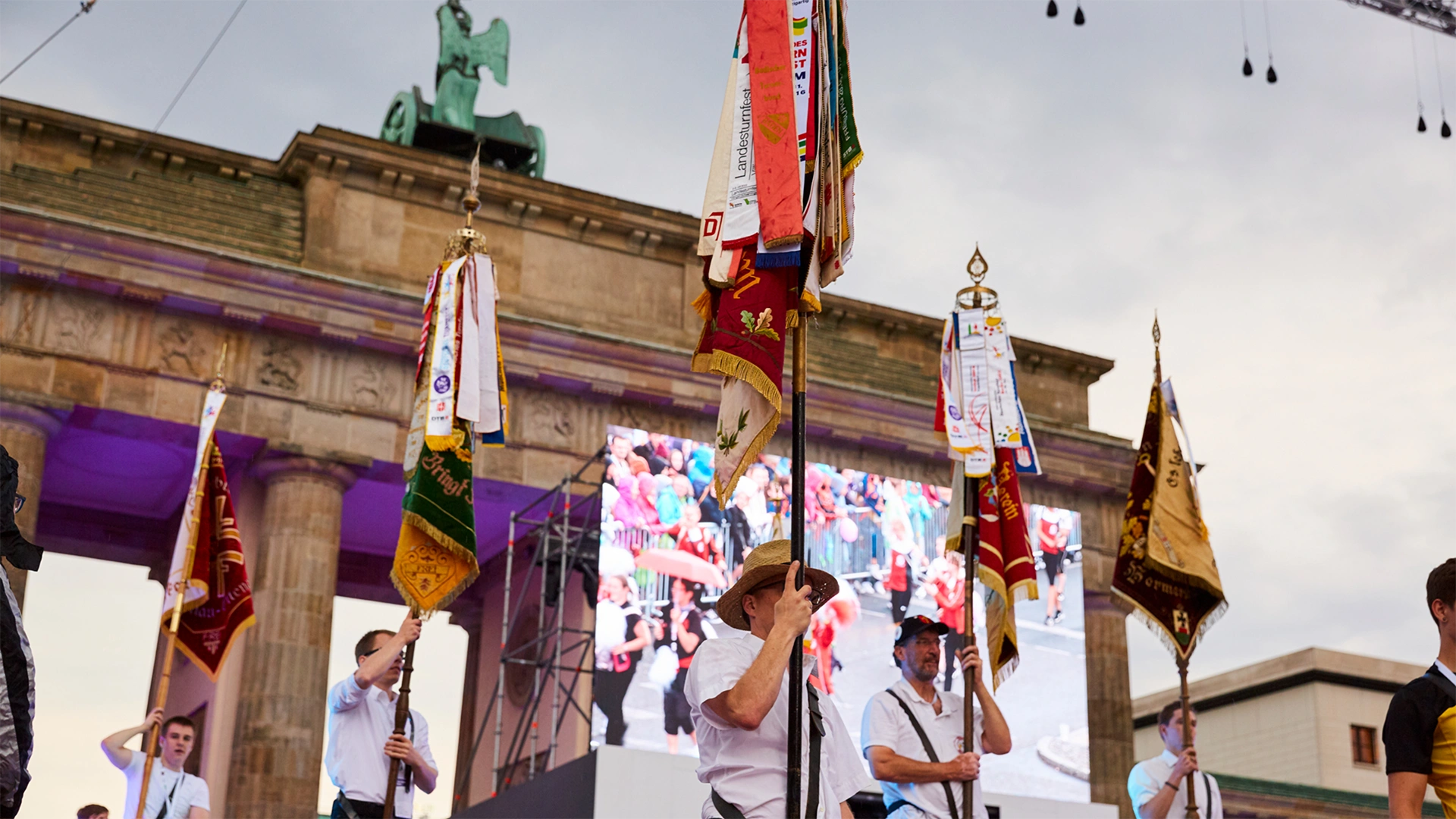 Ein Bild zeigt die Bühne am Brandenburger Tor bei 