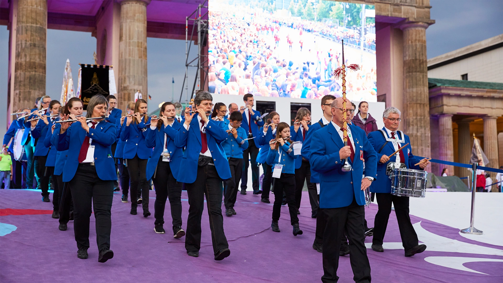 Ein Bild zeigt eine Kapelle bei ihrem Auftritt auf dem 