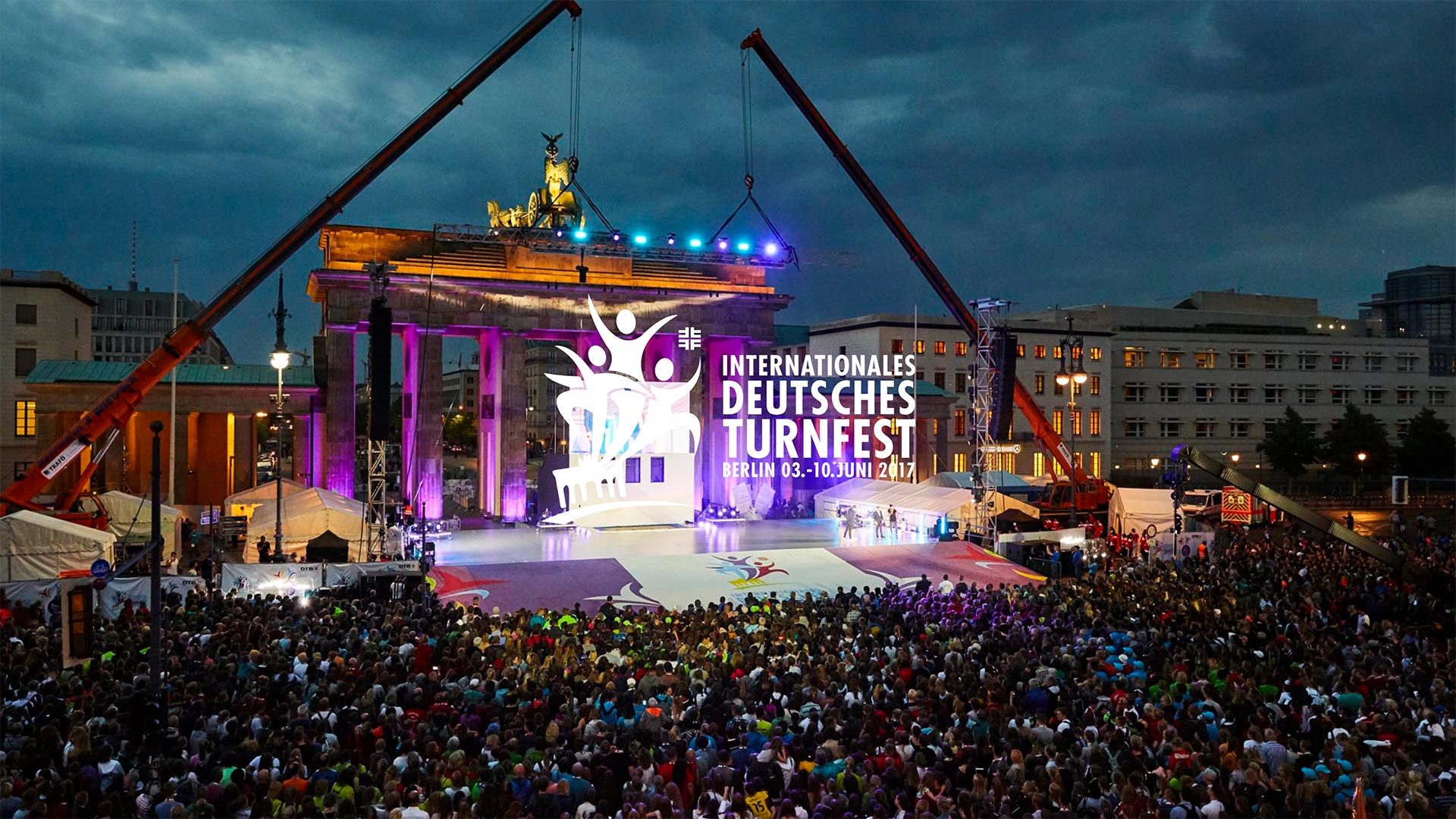 Ein Bild zeigt die Bühne bei 