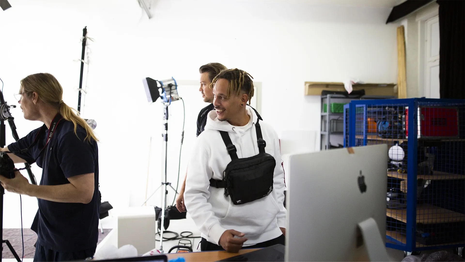 Ein Bild zeigt die Gründer der Agentur brot & salz bei einem Videodreh von Wölchen - die frische Toilette.